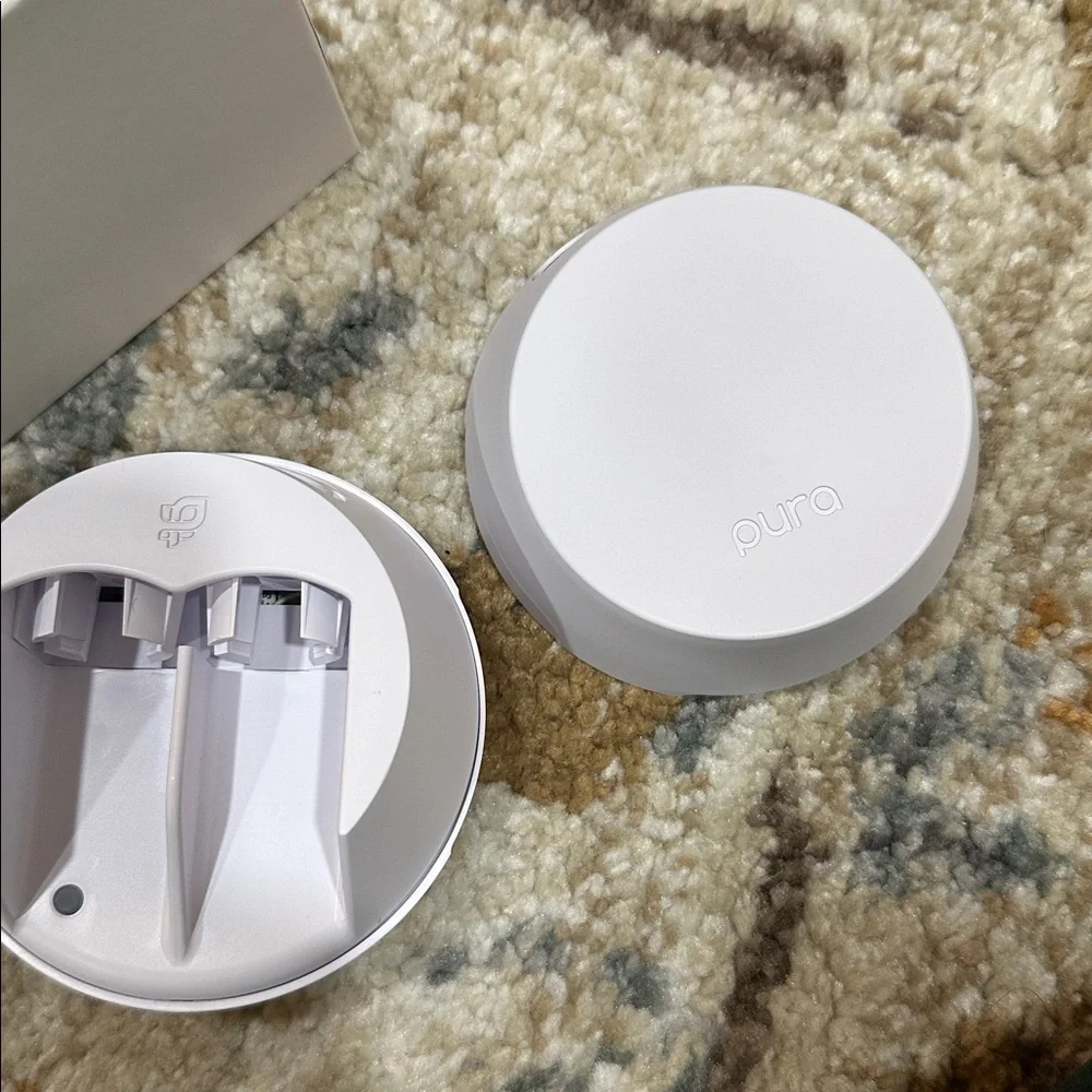 PURA 4 X HOMESICK Smart Fragrance Diffuser with Santa's Workshop & Winter Mantel